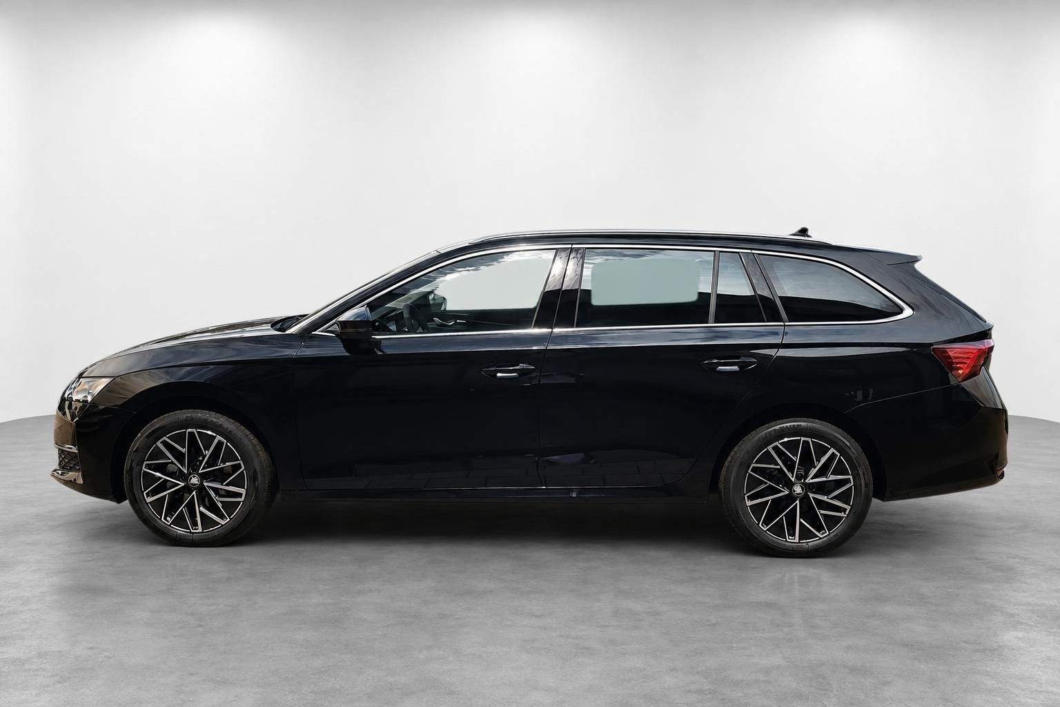 Skoda Octavia Combi schwarz, Seitenansicht im Fotostudio