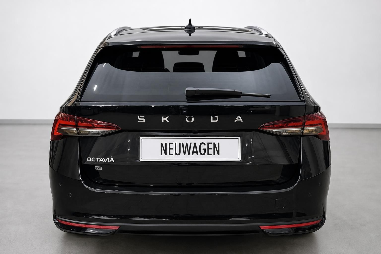 Skoda Octavia Combi schwarz, Heckansicht mit Kennzeichen Neuwagen