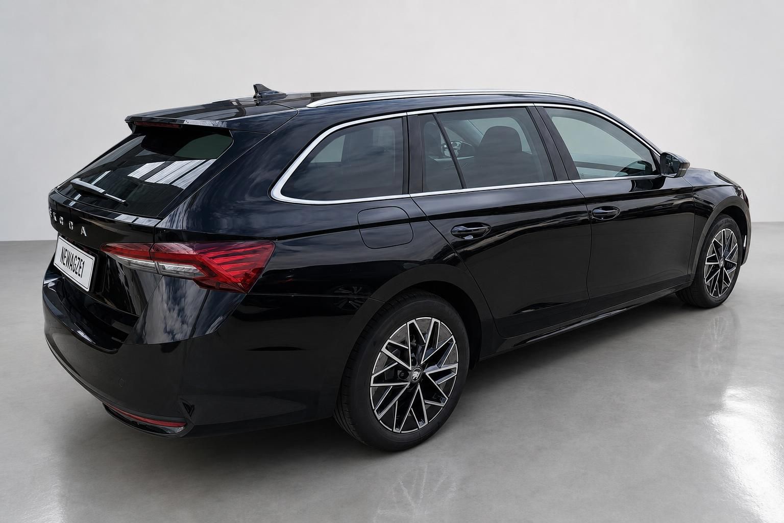 Skoda Octavia Combi schwarz, Heckansicht seitlich im Studio