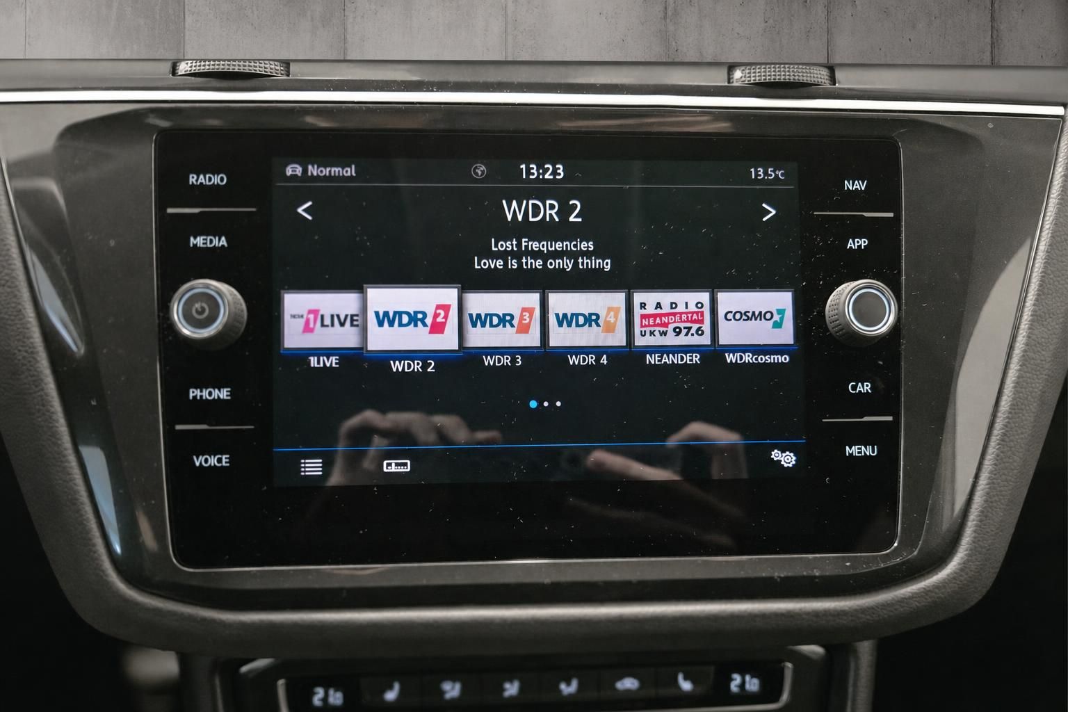 Infotainment-Display mit Radiosendern im VW
