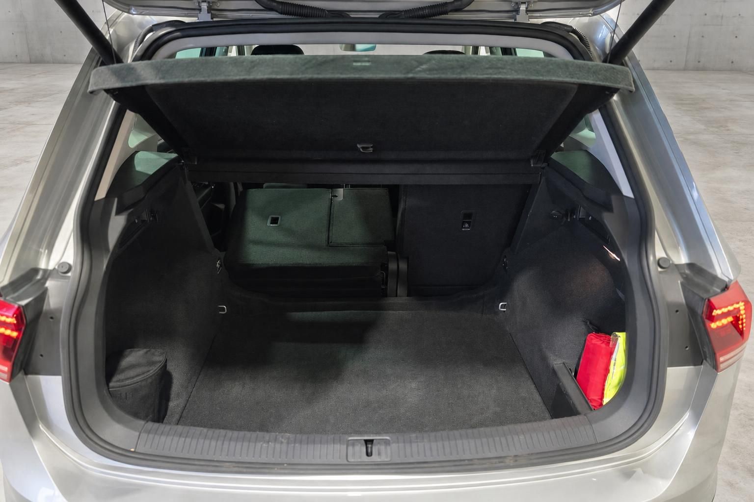 VW Kofferraum mit geöffneter Heckklappe und viel Stauraum