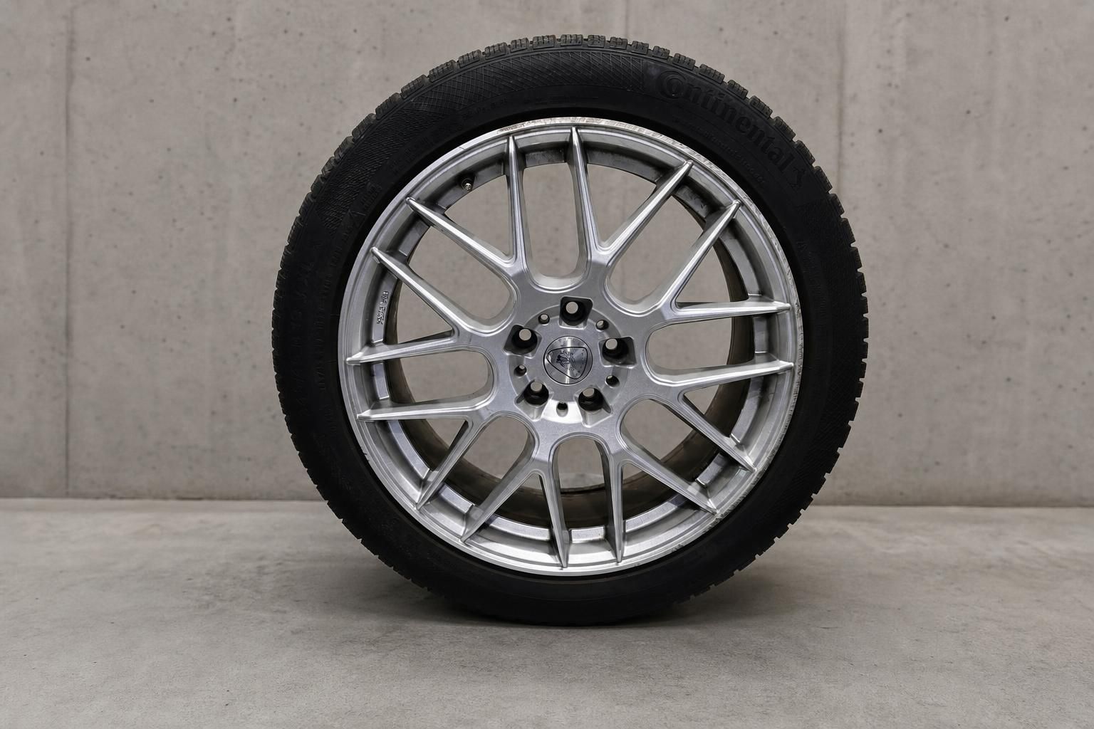 Alufelge mit Continental Winterreifen freigestellt im Detail