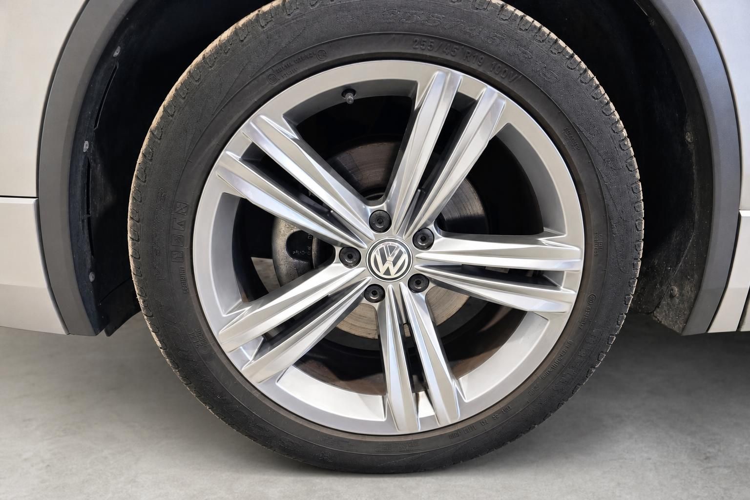 Volkswagen Leichtmetallfelge mit Reifen im Detail, 255/45 R19
