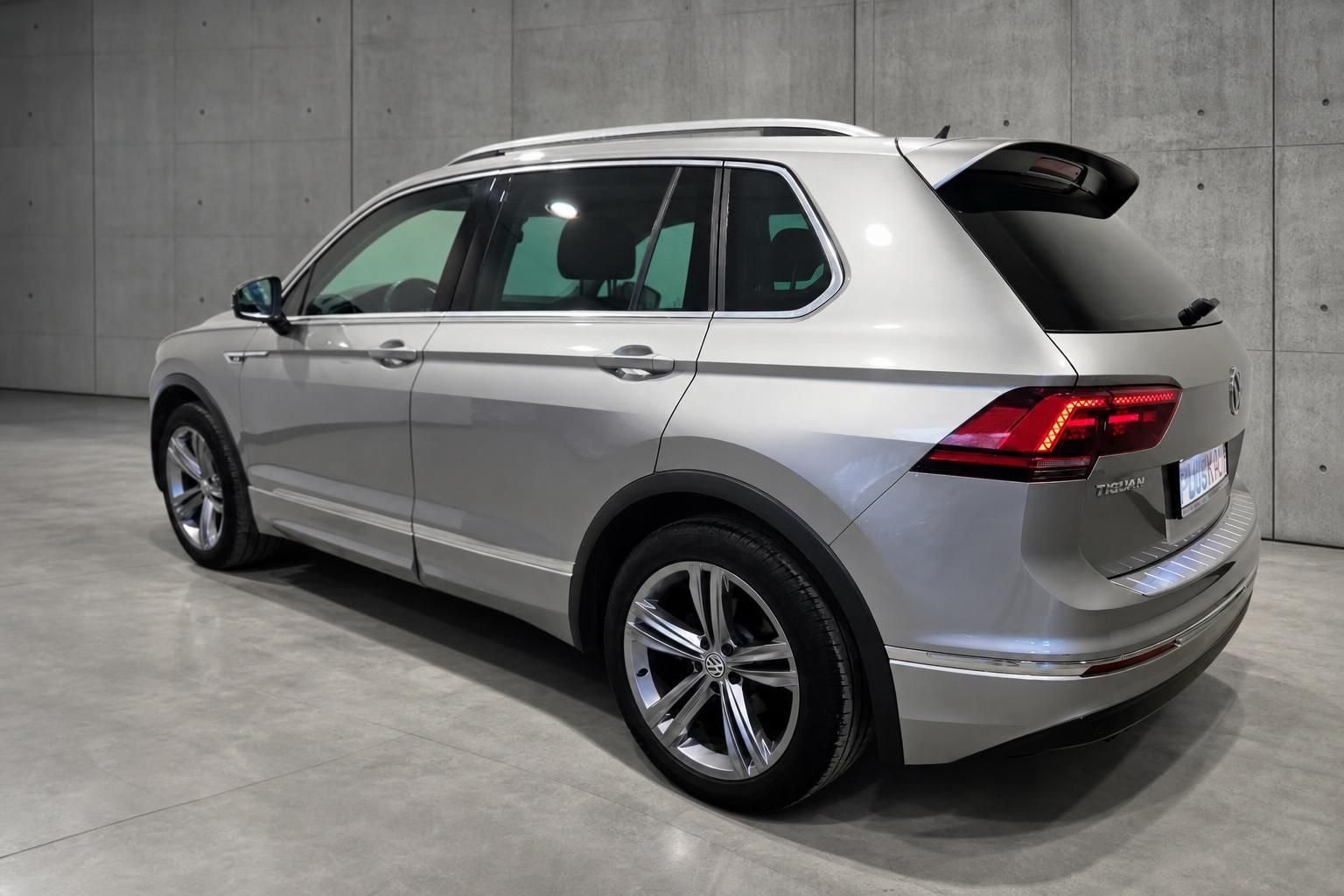 VW Tiguan silber Heckansicht seitlich in Studioumgebung