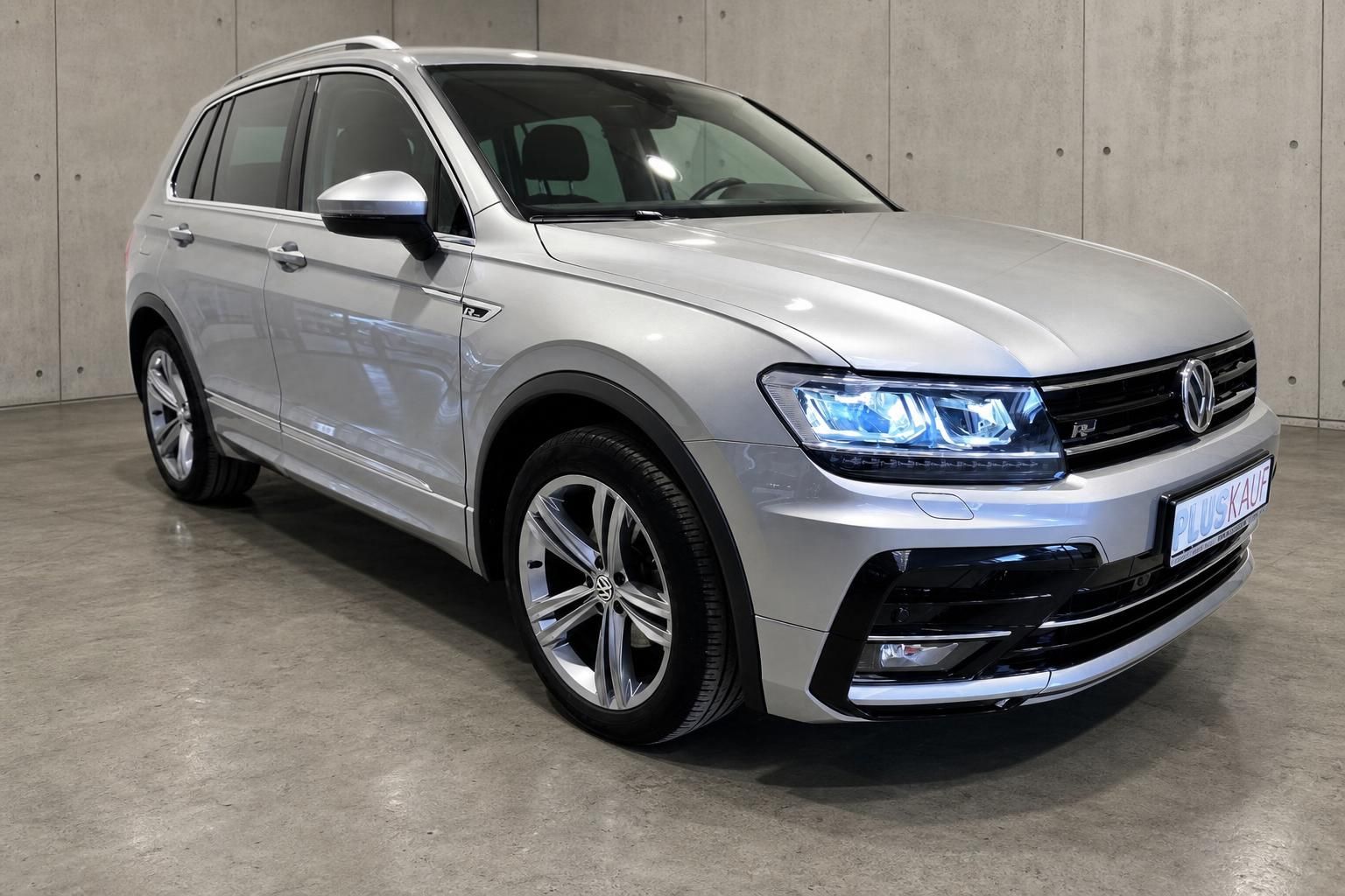 VW Tiguan silber Frontansicht mit R-Line Optik und Alufelgen