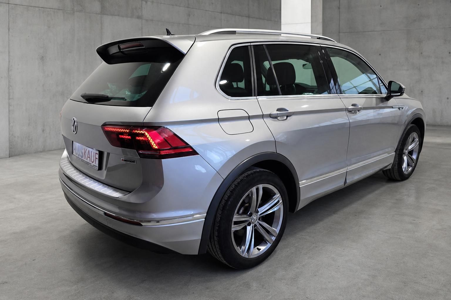VW Tiguan silber Heckansicht mit Dachspoiler und Ruecklichtern