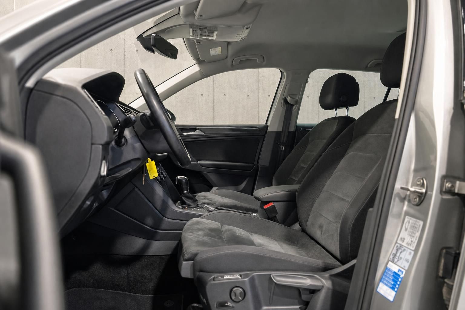 VW Tiguan Innenraum Vordersitze und Cockpit Ansicht
