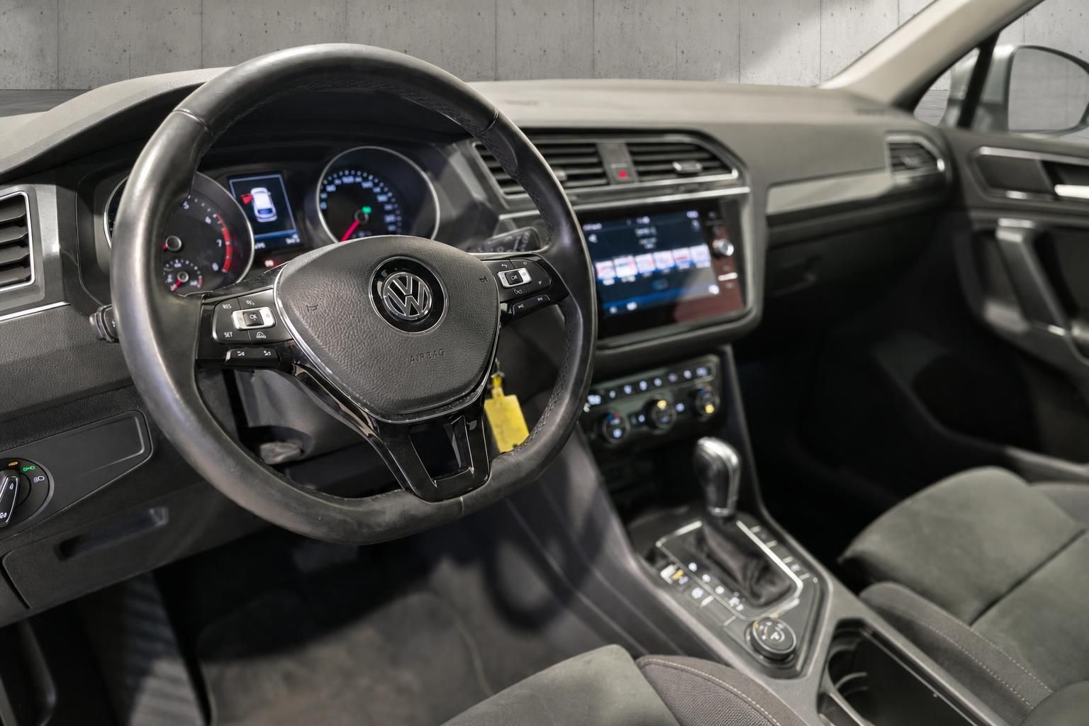 VW Innenraum mit Lenkrad und Cockpit im Detail
