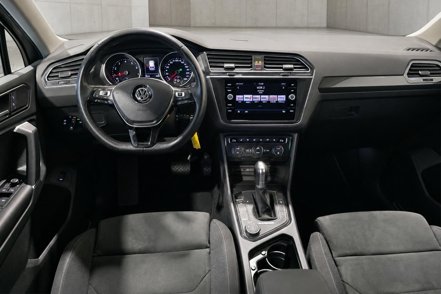 VW Cockpit mit Lenkrad, Sitzen und Mittelkonsole