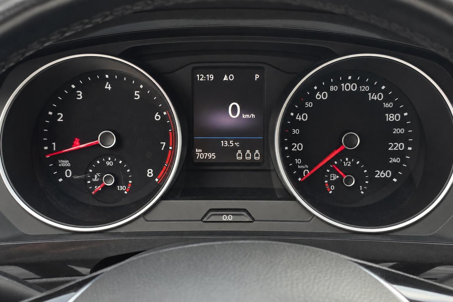 Tacho und Drehzahlmesser im VW Cockpit Detailansicht