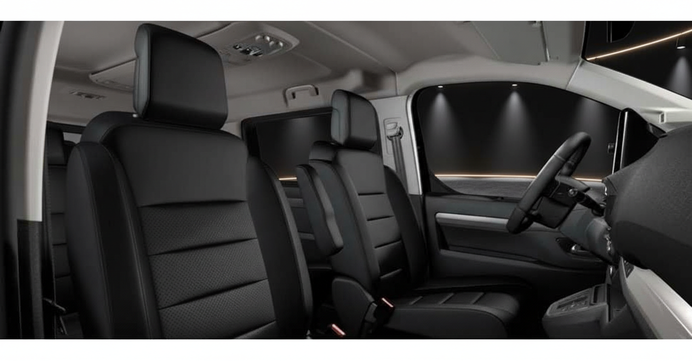 Fahrzeug Innenraum mit schwarzen Ledersitzen, Lenkrad und Ambientebeleuchtung