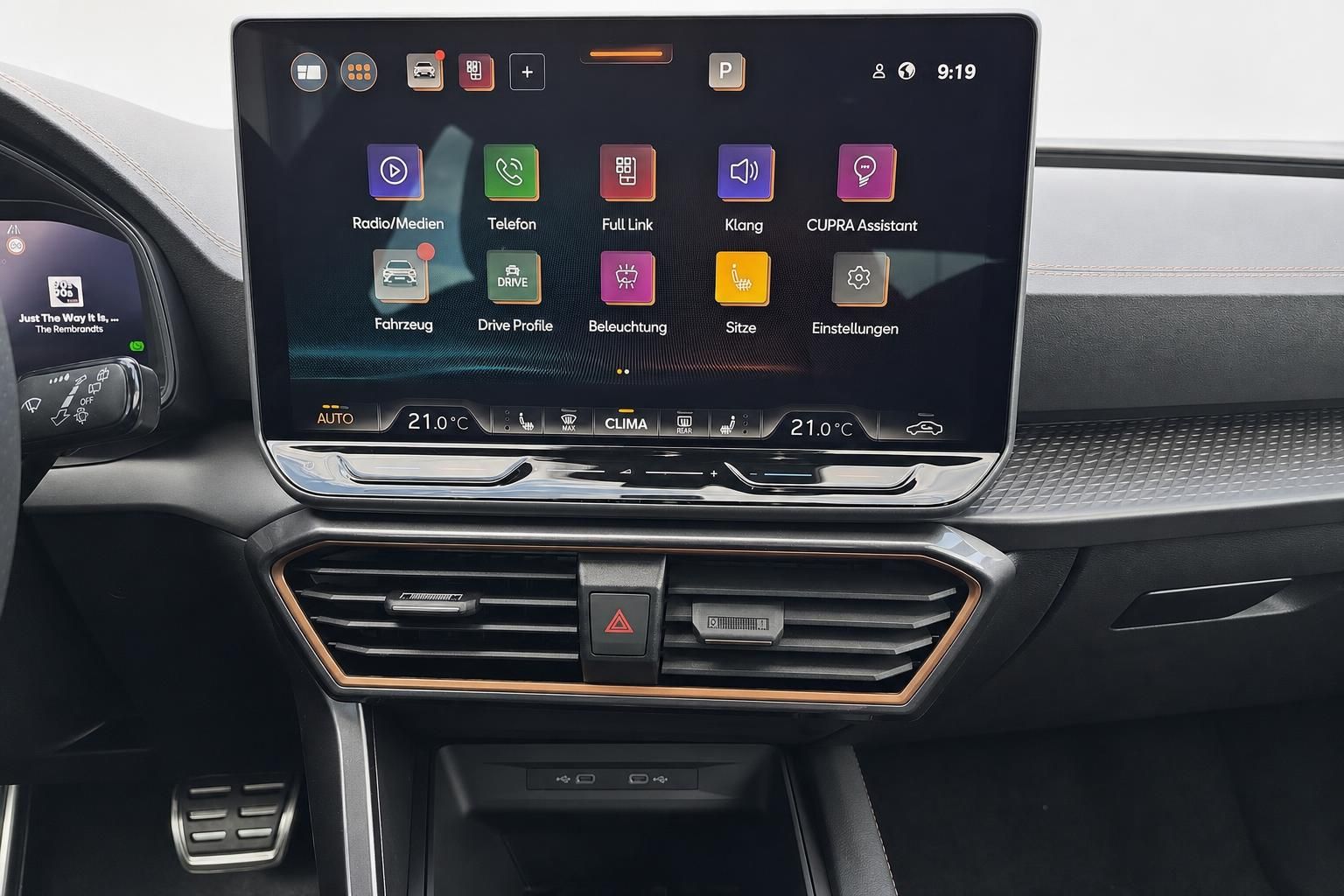 Cupra Infotainment Touchscreen mit Menü und Klimabedienung im Detail