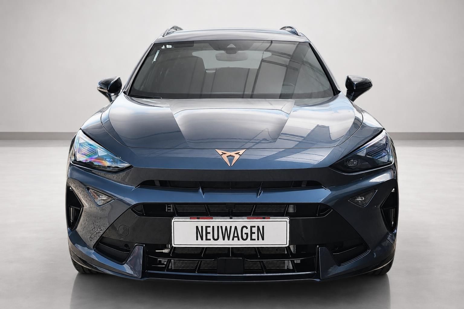 Cupra Formentor Frontansicht mit Kupfer-Logo, Neuwagen im Studio