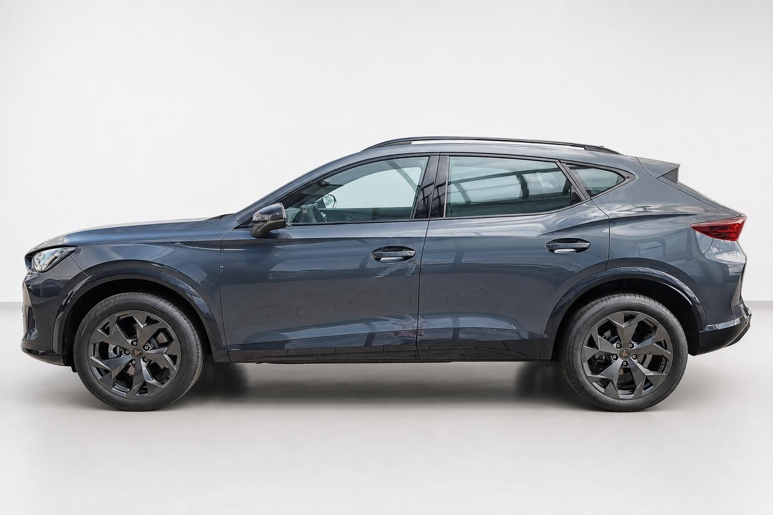 Cupra Formentor SUV in Grau, Seitenansicht im Studio
