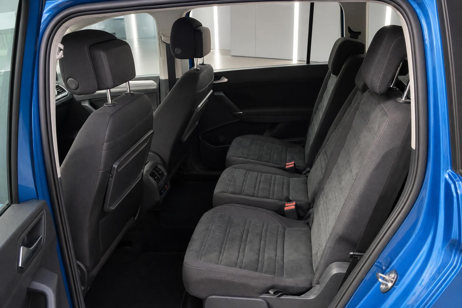 VW Touran Rücksitzbank mit Stoffpolster, Blick durch geöffnete Tür
