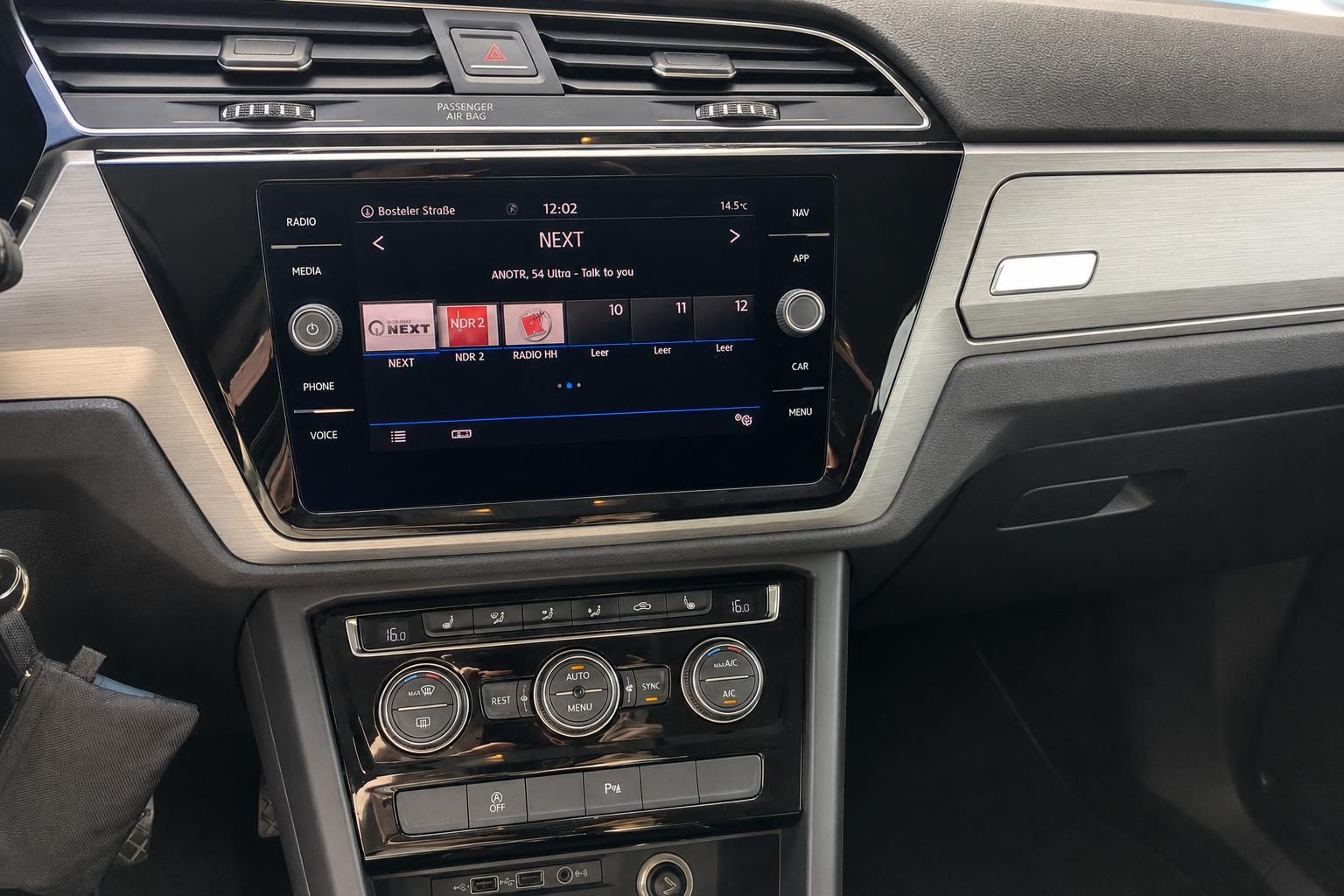 VW Touran Infotainment-Display mit Radio und Klimabedienung im Detail