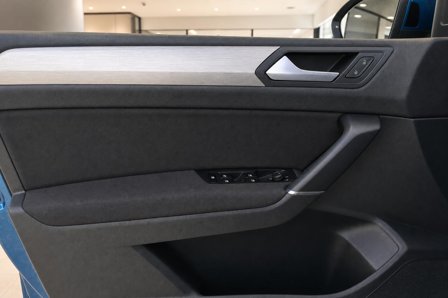 VW Touran Türverkleidung mit Griff und elektrischen Fensterhebern