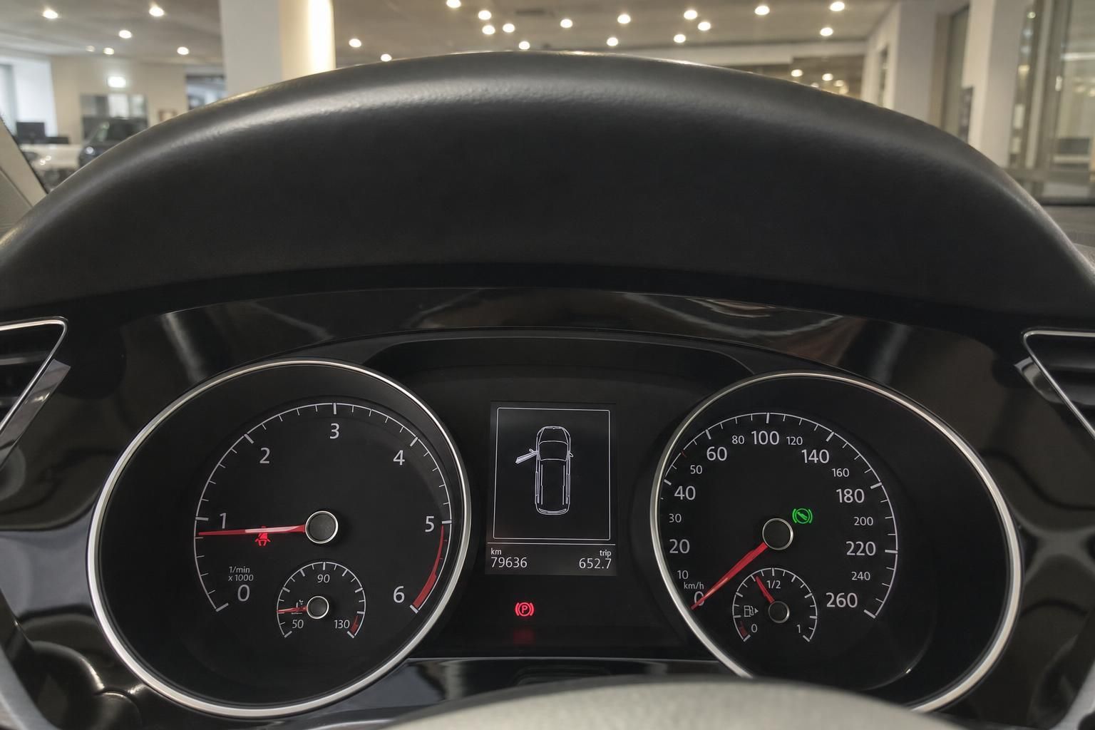 Tacho und Cockpit-Anzeige eines VW mit Kilometerstand im Autohaus