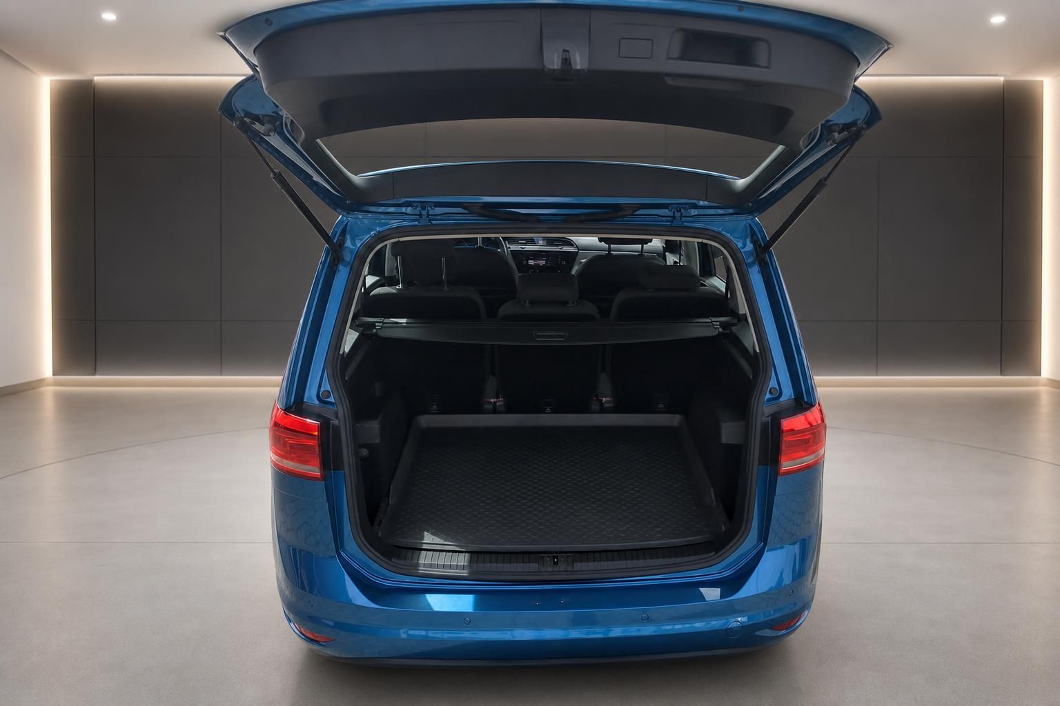 Blauer VW mit geöffneter Heckklappe und großem Kofferraum