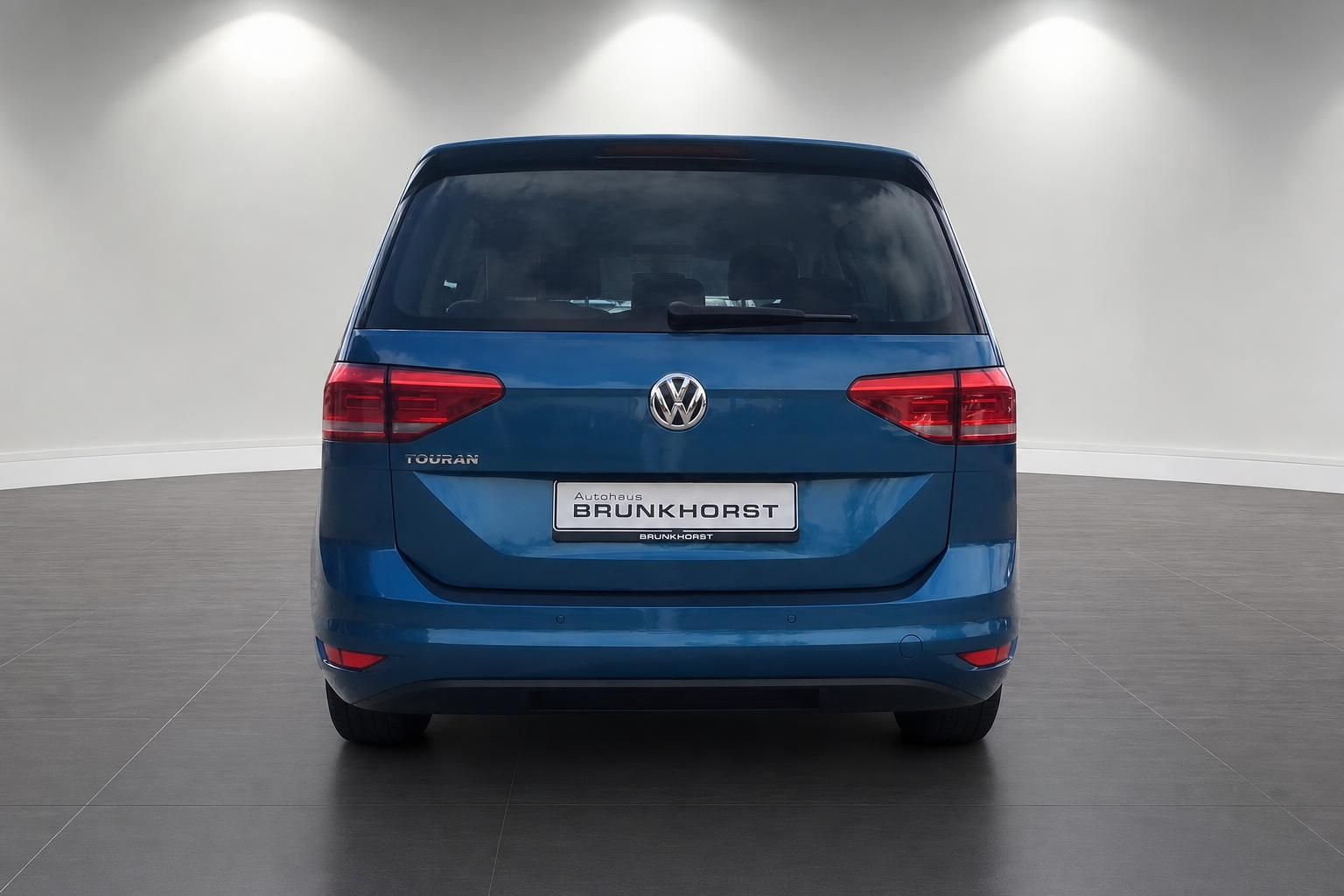 VW Touran blau Heckansicht im Autohaus Brunkhorst