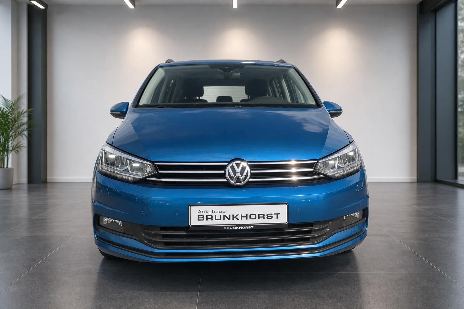 VW Touran blau Frontansicht mit LED-Scheinwerfern