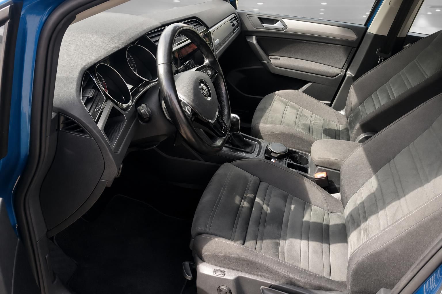 VW Touran Innenraum Vordersitze und Armaturenbrett