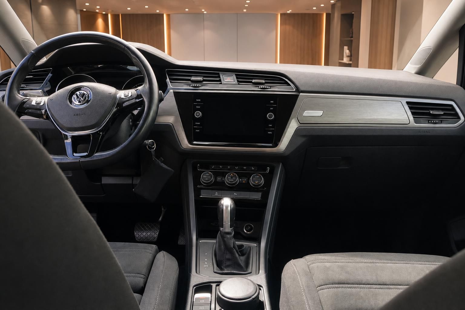VW Touran Innenraum mit Cockpit und Multimedia-Display