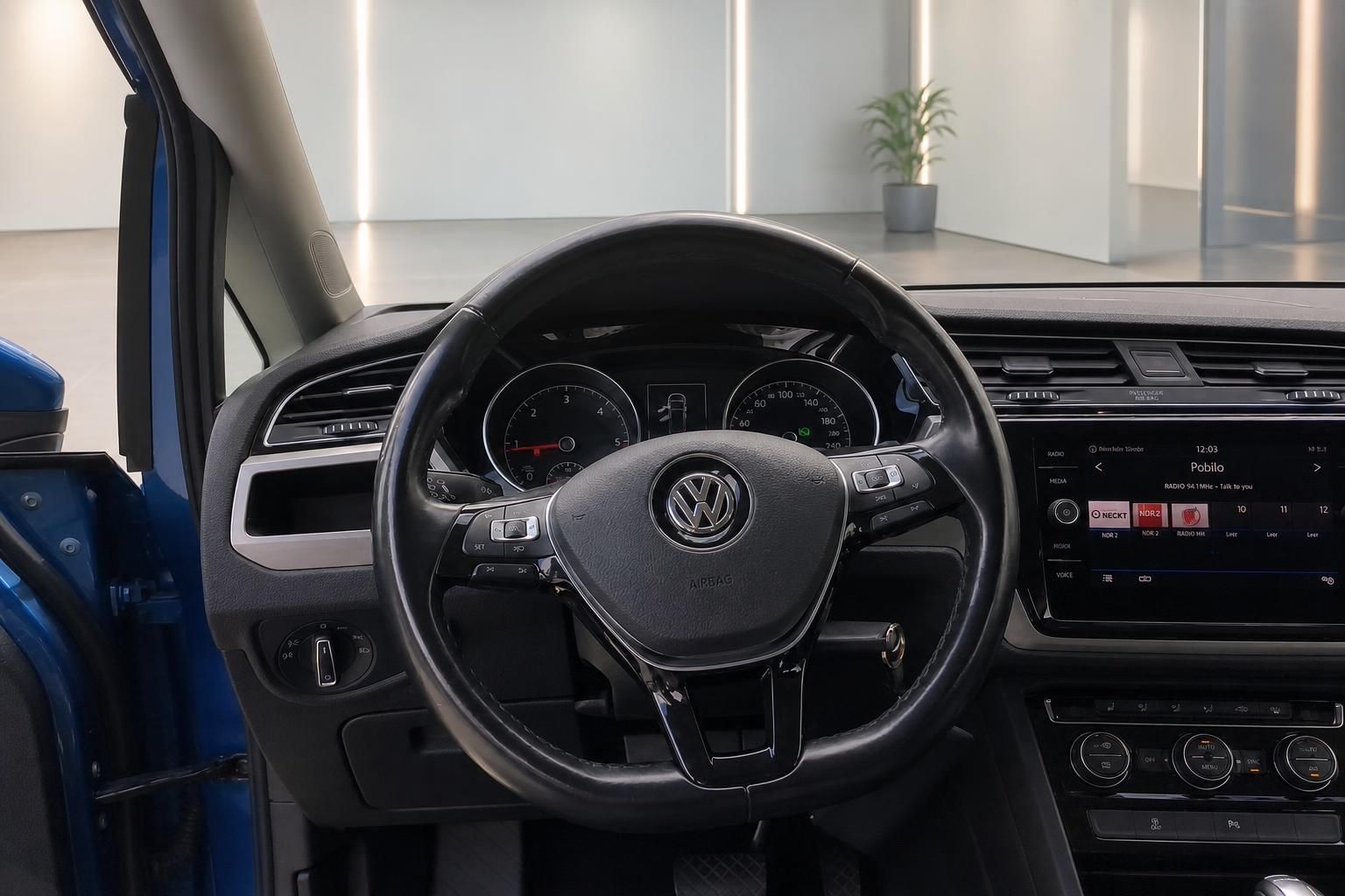 VW Touran Cockpit mit Lederlenkrad und digitalem Tacho im Detail