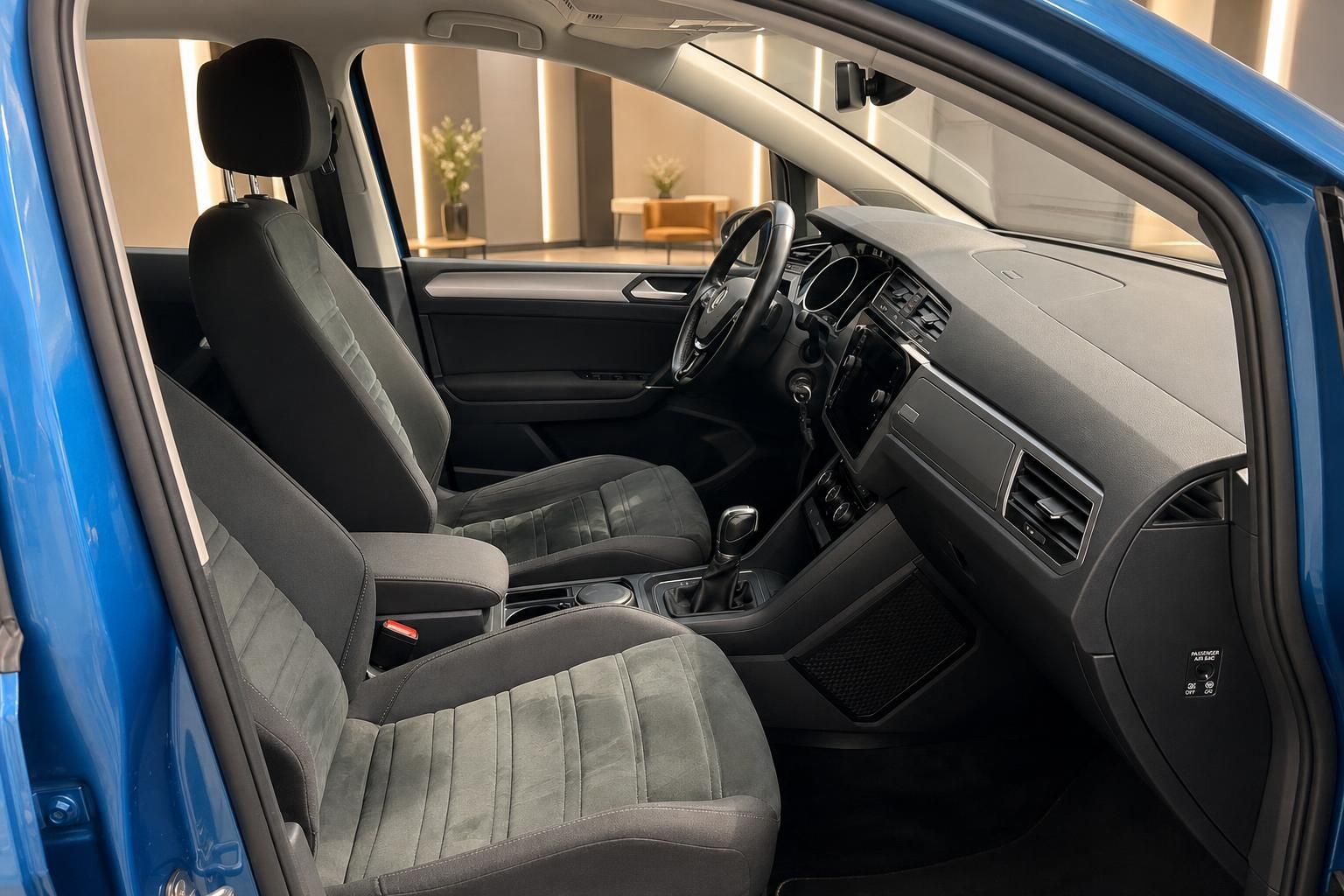 VW Touran Innenraum: Vordersitze mit Stoffbezug und Cockpit in Blau