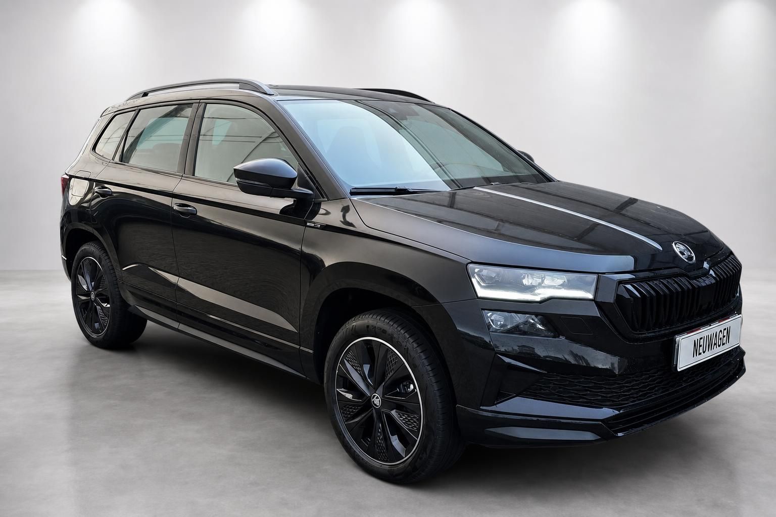 Skoda Karoq schwarz SUV Frontansicht schraeg mit LED-Scheinwerfern