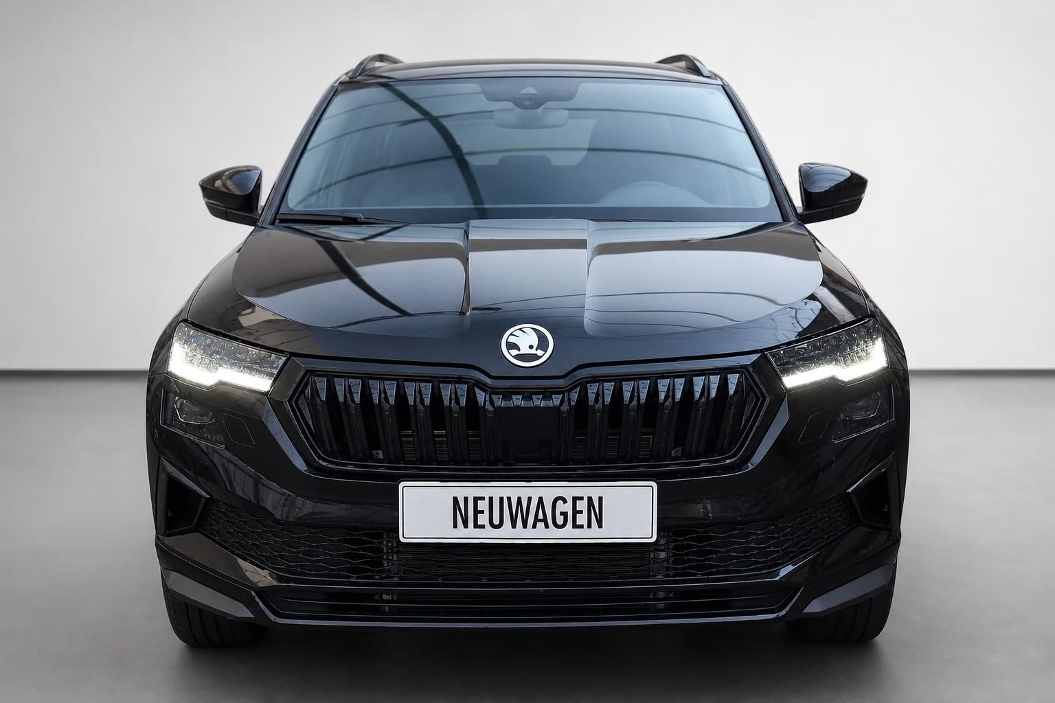 Skoda Neuwagen schwarz Frontansicht mit LED-Scheinwerfern