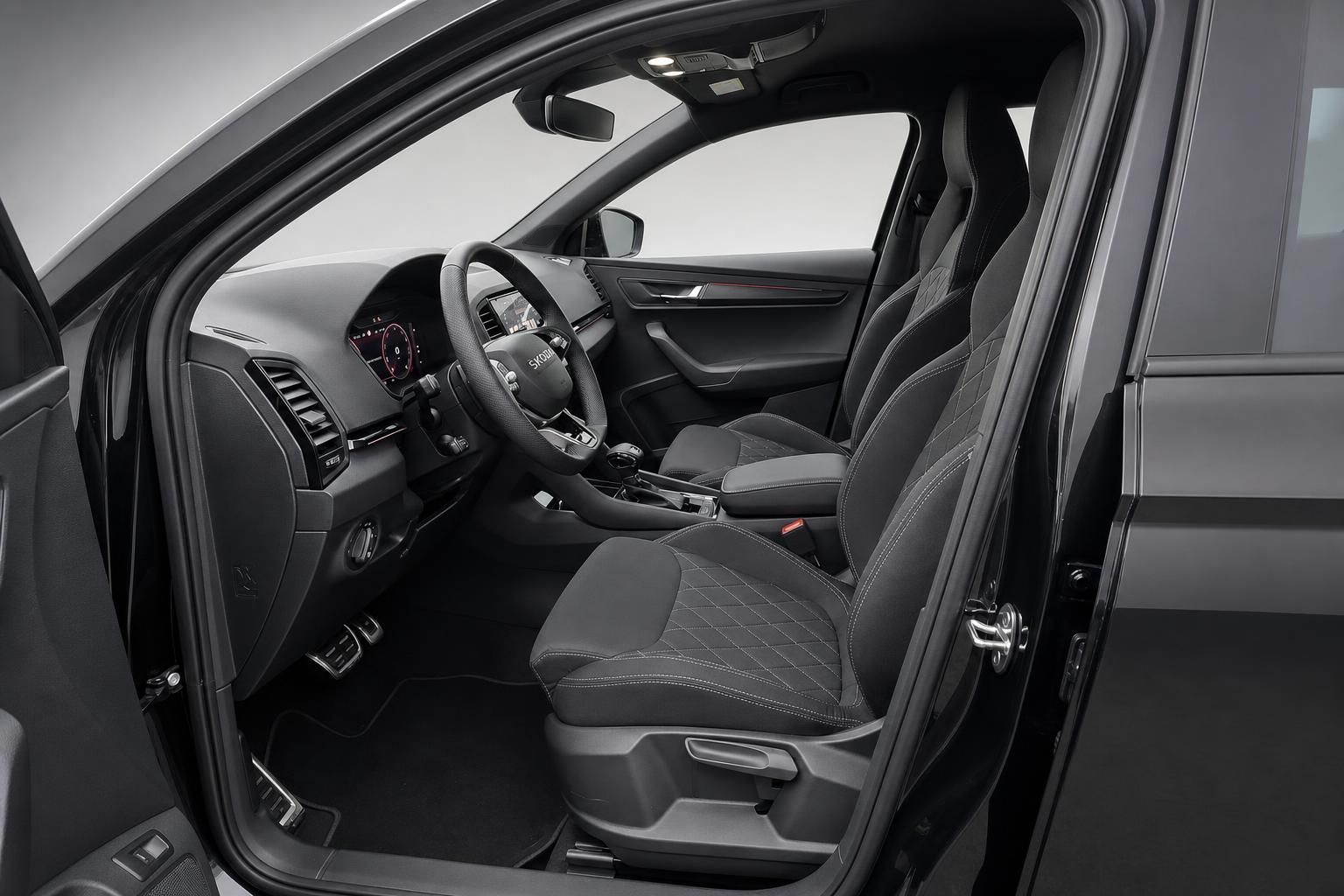 Skoda Fahrersitz und Cockpit mit Lederlenkrad Detailansicht