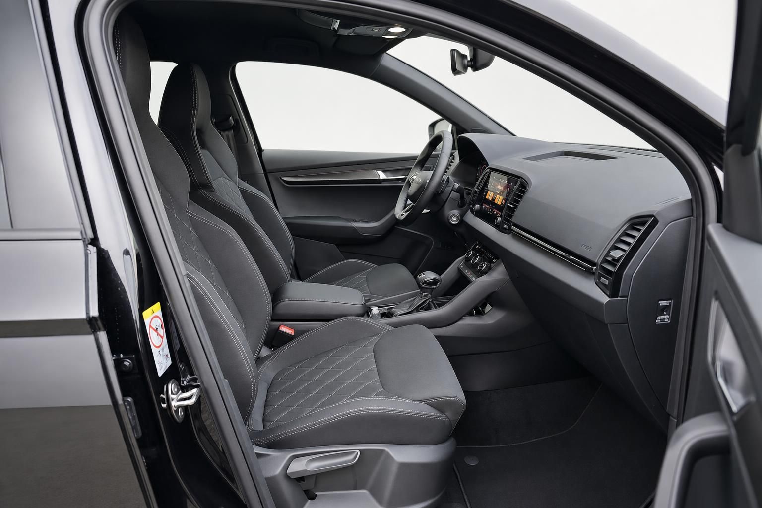 Skoda Innenraum mit sportlichen schwarzen Sitzen und Cockpit