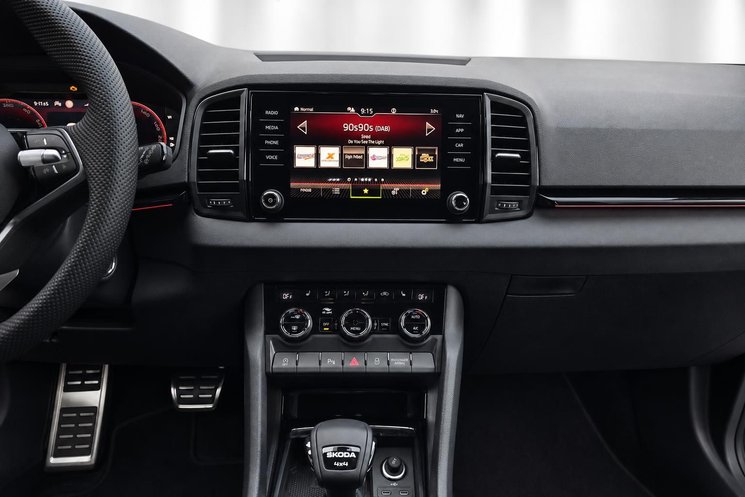 Skoda Infotainment-Display mit Radio und Klimabedienung im Detail
