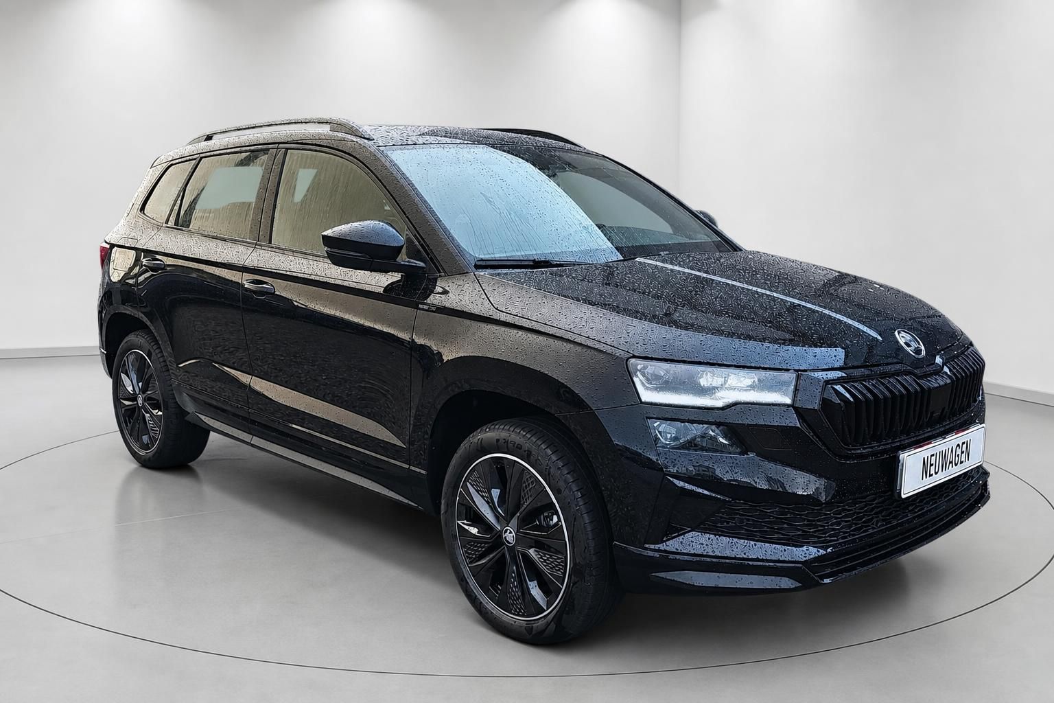Schwarzer Skoda Kodiaq SUV Frontansicht schraeg im Studio