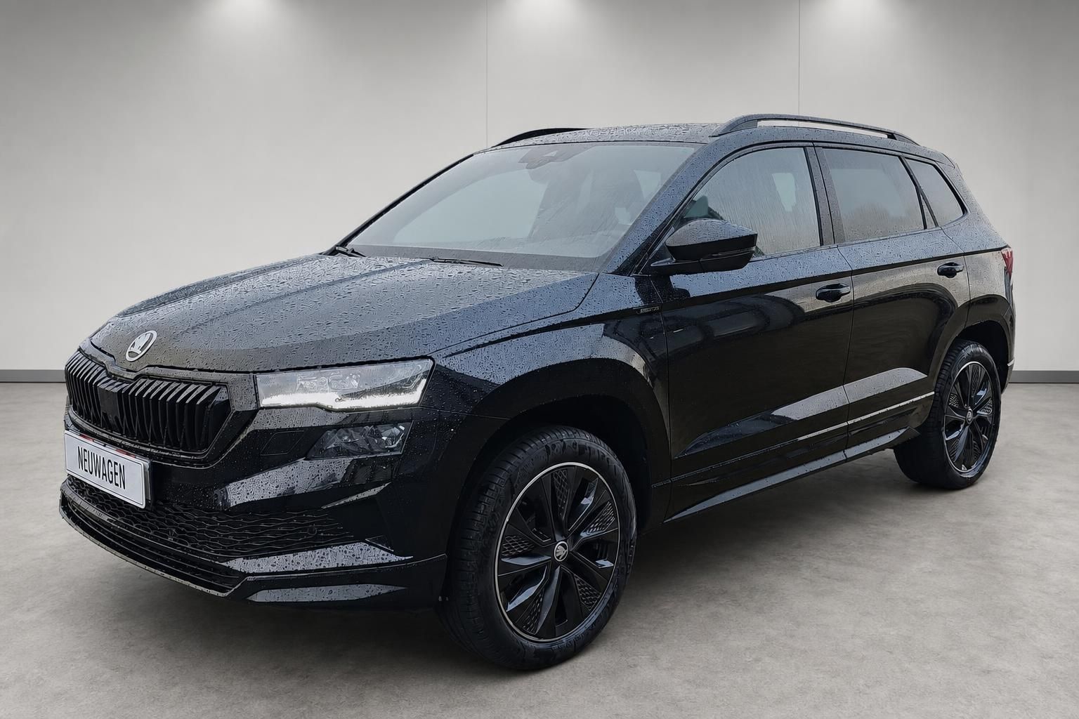 Schwarzer Skoda Kodiaq SUV Frontansicht seitlich im Studio