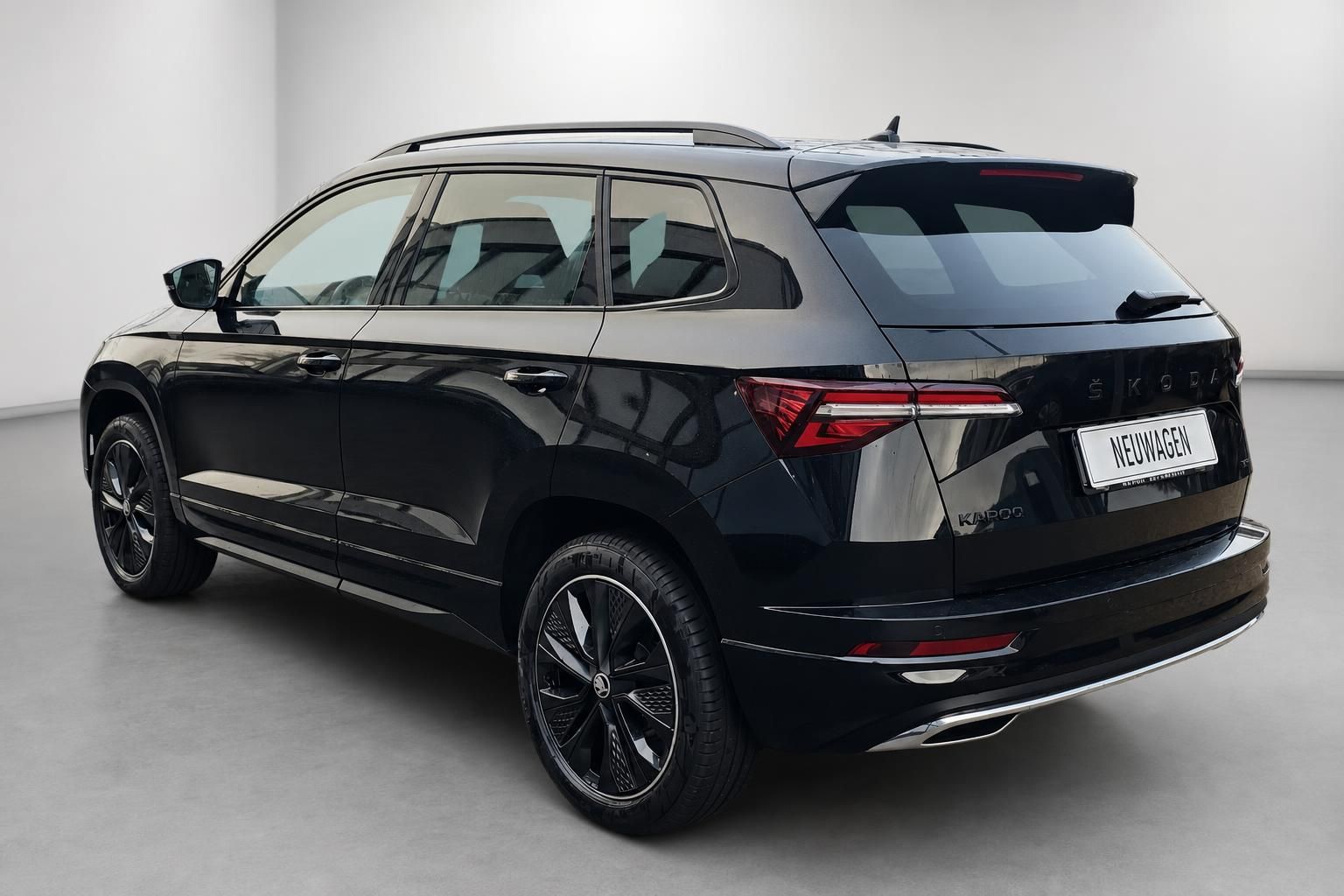 Schwarzer Skoda Kodiaq SUV Heckansicht schraeg im Studio
