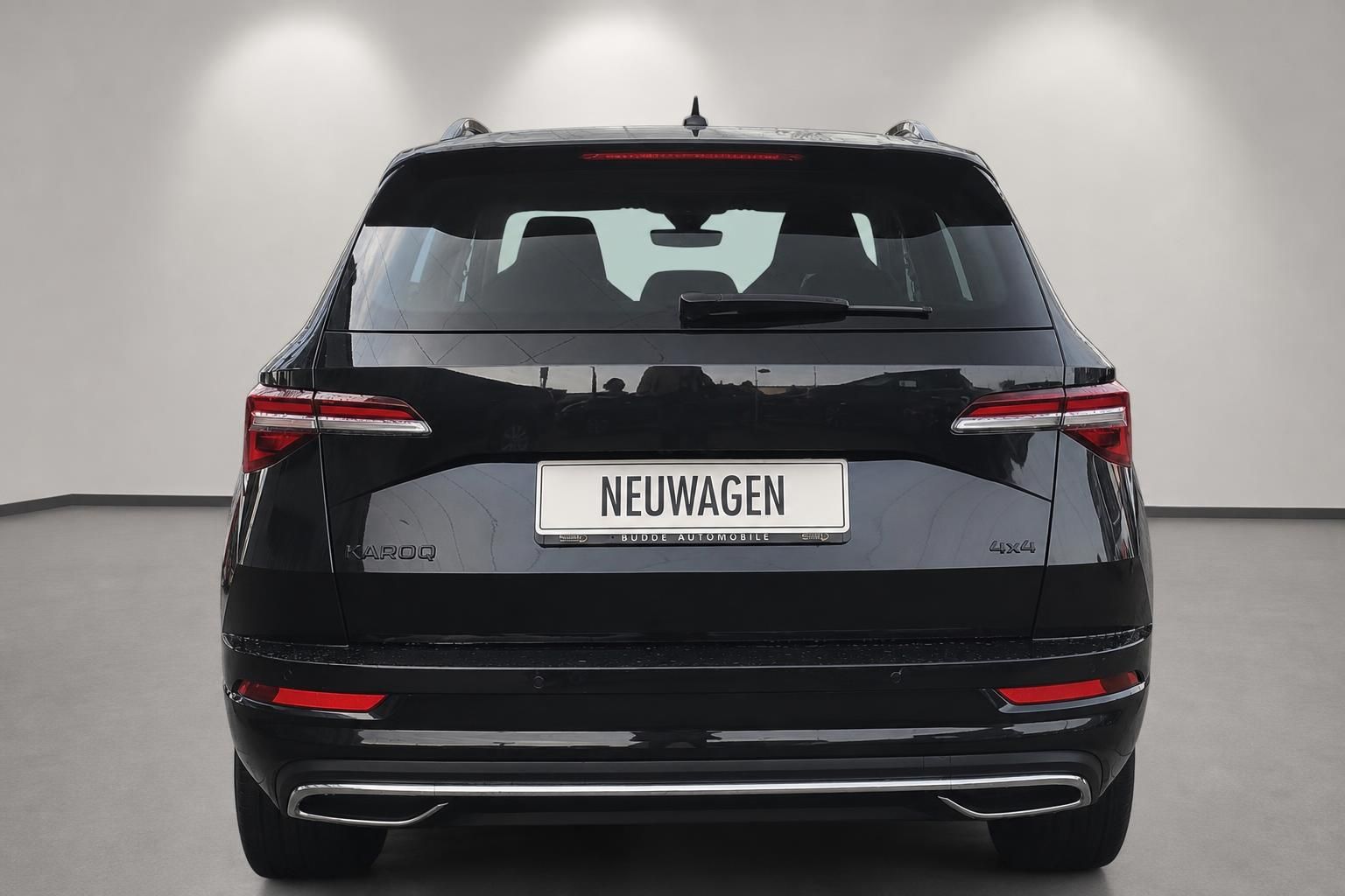Skoda Karoq schwarz SUV Heckansicht Frontal mit Rueckleuchten
