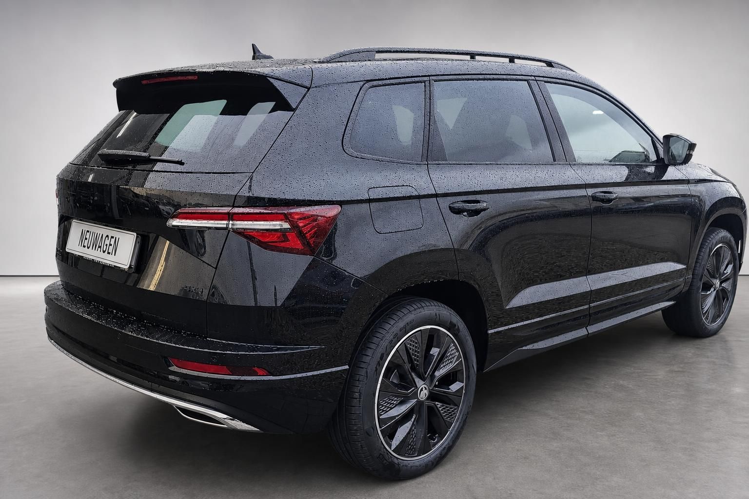 Skoda Karoq schwarz SUV Heckansicht mit 4x4 Kennzeichnung