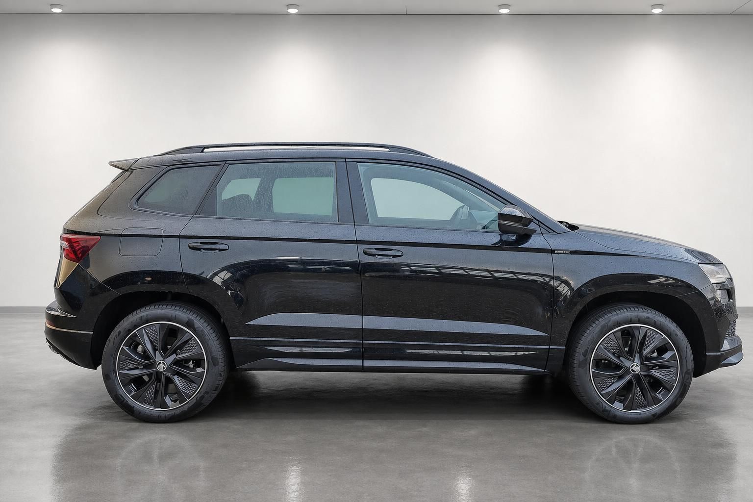 Skoda Karoq schwarz SUV Seitenansicht mit Leichtmetallfelgen