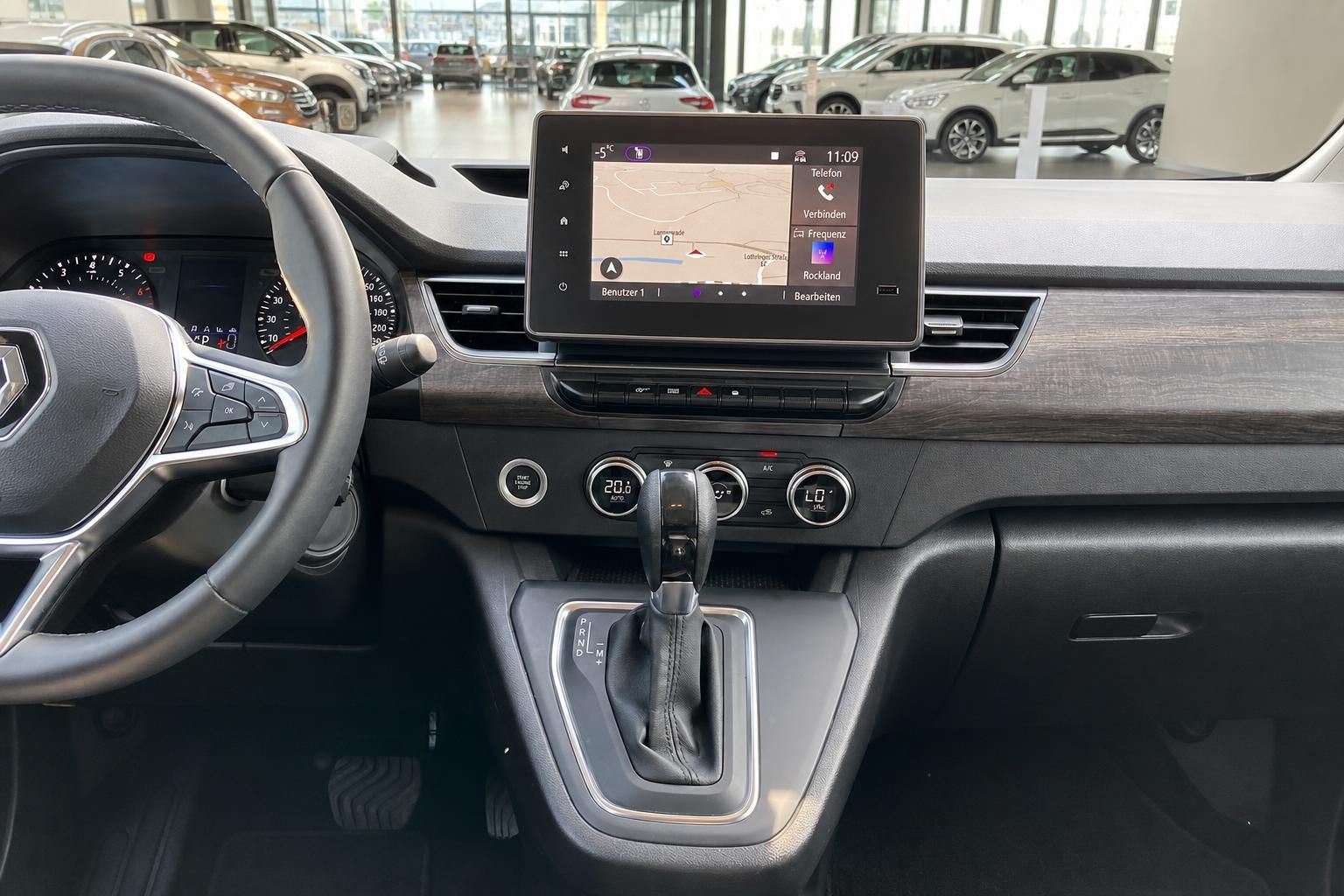 Renault Innenraum mit Navigationssystem und Automatikschaltung im Detail