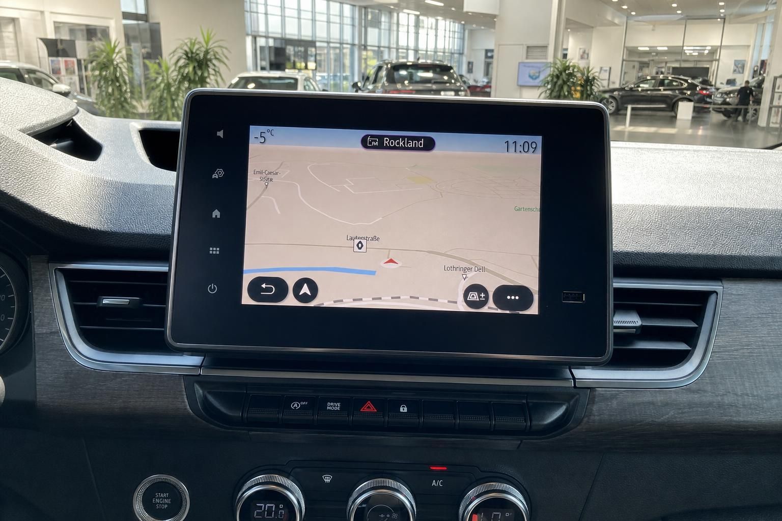 Renault Infotainment-Display mit Navigationskarte und Bedienelementen
