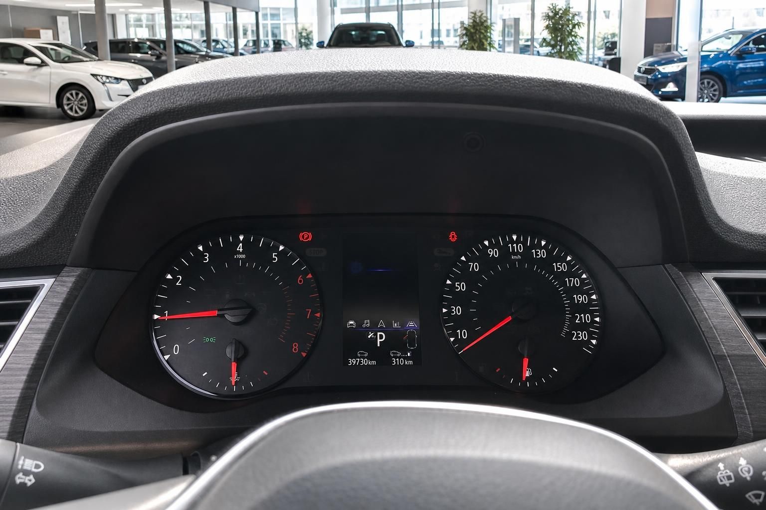 Tacho und Kombiinstrument mit Kilometerstand im Fahrzeugcockpit