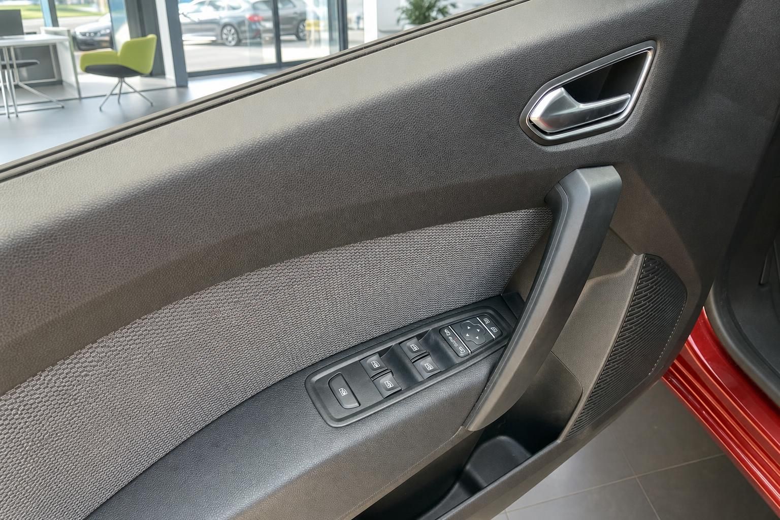 Türverkleidung mit Fensterhebern und Türgriff im Fahrzeuginnenraum