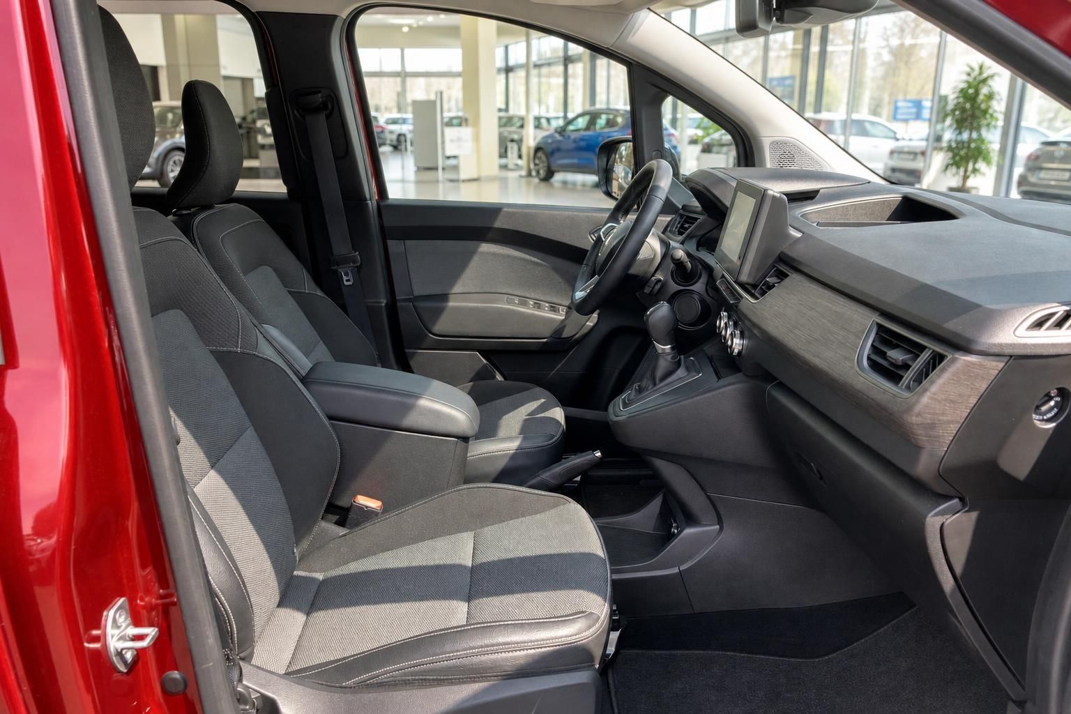 Renault Fahrzeuginnenraum mit Vordersitzen und Armaturenbrett von der Seite