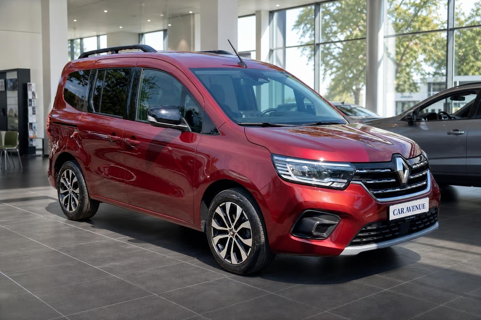 Renault Kangoo in Rot, Frontansicht schräg im Autohaus-Showroom