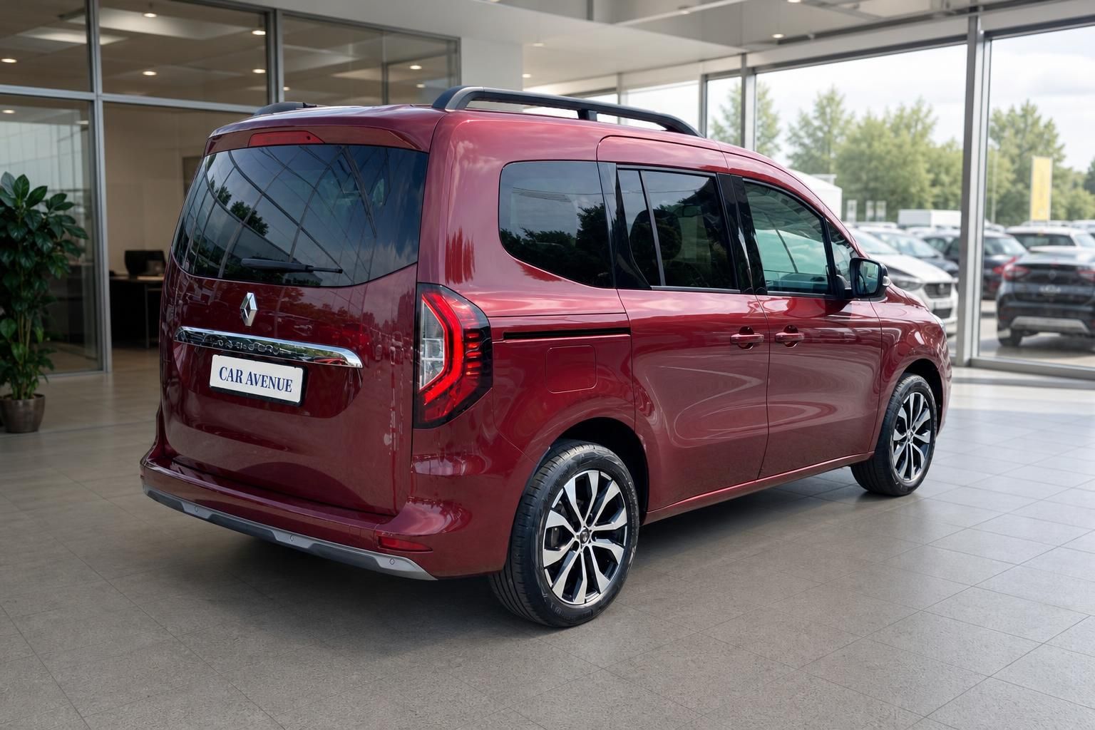 Roter Renault Kangoo von hinten links im Showroom fotografiert