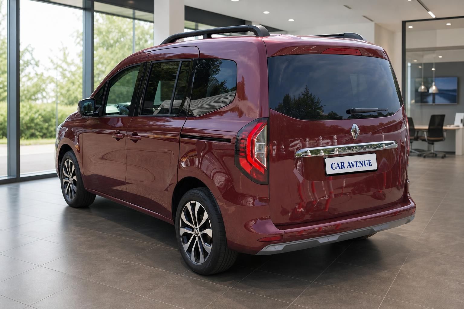 Renault Kangoo rot, Heckansicht schräg im Autohaus präsentiert