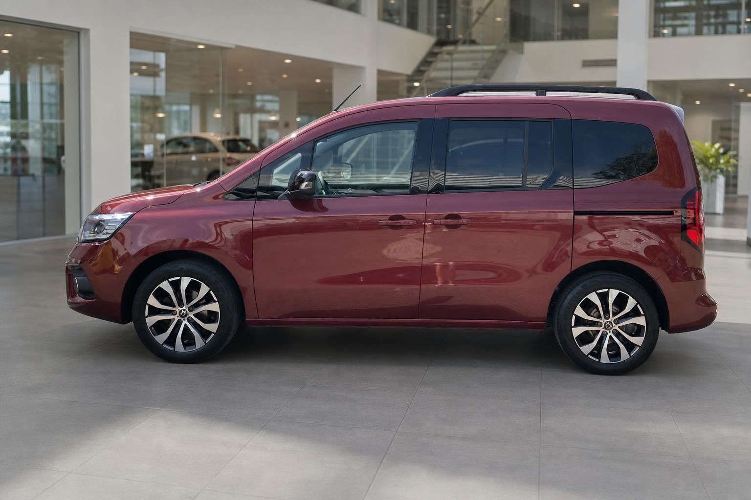 Renault Kangoo in Rot, Seitenansicht im Autohaus-Showroom