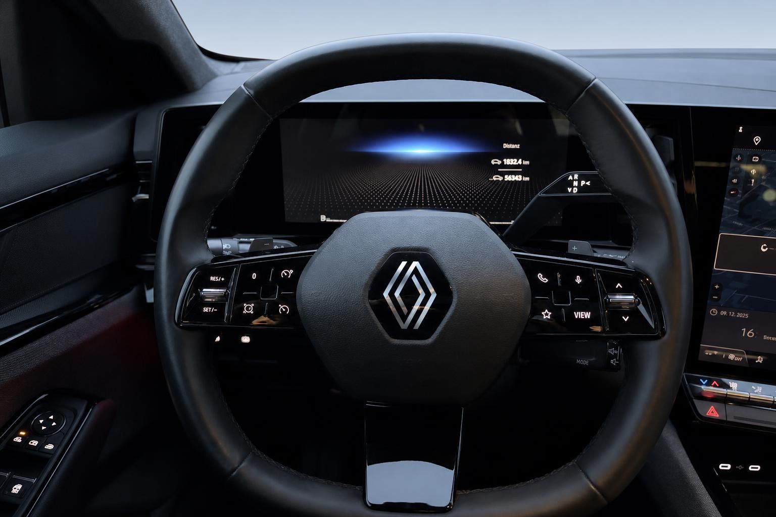 Renault Cockpit Nahaufnahme Lenkrad mit Digitaltacho und Bedienelementen